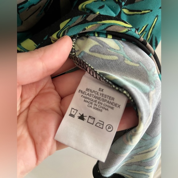 Cowl neck tank with leaf design - Picture 3 of 3